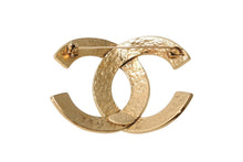 Load image into Gallery viewer, 極美品 CHANEL シャネル ココマーク ブローチ 重量約21.7g 94P刻印 GP メタル ゴールド ヴィンテージ 中古 4b011974
