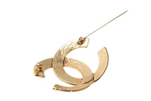 Load image into Gallery viewer, 極美品 CHANEL シャネル ココマーク ブローチ 重量約21.7g 94P刻印 GP メタル ゴールド ヴィンテージ 中古 4b011974