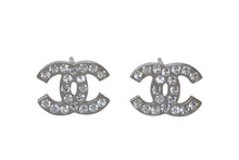 Load image into Gallery viewer, CHANEL シャネル ココマーク ピアス 重量約3.9g 06V刻印 メタル ラインストーン シルバー クリア 両耳用 美品 中古 4b011977