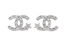 Load image into Gallery viewer, CHANEL シャネル ココマーク ピアス 重量約11.3g B21V刻印 メタル ラインストーン シルバー クリア 両耳用 美品 中古 4b011978