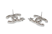 Load image into Gallery viewer, CHANEL シャネル ココマーク ピアス 重量約11.3g B21V刻印 メタル ラインストーン シルバー クリア 両耳用 美品 中古 4b011978