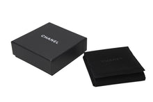 Load image into Gallery viewer, CHANEL シャネル ココマーク ピアス 重量約11.3g B21V刻印 メタル ラインストーン シルバー クリア 両耳用 美品 中古 4b011978