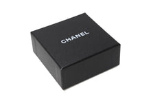 Load image into Gallery viewer, 極美品 CHANEL シャネル ココマーク ドロップピアス 重量約4.2g A13V刻印 メタル ラインストーン クリア シルバー 中古 4b011982