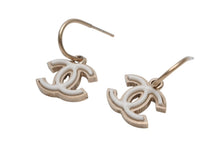 Load image into Gallery viewer, 極美品 CHANEL シャネル ココマーク ドロップピアス 重量約6.4g 09P刻印 GP メタル ゴールド ホワイト 両耳用 中古 4b011983
