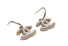 Load image into Gallery viewer, 極美品 CHANEL シャネル ココマーク ドロップピアス 重量約6.4g 09P刻印 GP メタル ゴールド ホワイト 両耳用 中古 4b011983