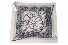 Load image into Gallery viewer, 新品未使用 DIOR ディオール Air Jordan エアージョーダン コラボ シルクバンダナ 03B1060A0280 ホワイト ブラック 中古 4b012055