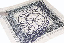 Load image into Gallery viewer, 新品未使用 DIOR ディオール Air Jordan エアージョーダン コラボ シルクバンダナ 03B1060A0280 ホワイト ブラック 中古 4b012055