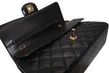 Load image into Gallery viewer, 極美品 CHANEL シャネル マトラッセ 25cm Wフラップ チェーンショルダーバッグ 15番台 ラムスキン ブラック ゴールド金具 中古 4b012063