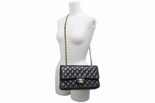 Load image into Gallery viewer, 極美品 CHANEL シャネル マトラッセ 25cm Wフラップ チェーンショルダーバッグ 15番台 ラムスキン ブラック ゴールド金具 中古 4b012063
