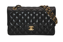 Load image into Gallery viewer, 極美品 CHANEL シャネル マトラッセ 25cm Wフラップ チェーンショルダーバッグ 15番台 ラムスキン ブラック ゴールド金具 中古 4b012063