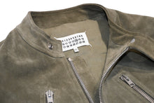 Load image into Gallery viewer, 極美品 Maison Margiela メゾン マルジェラ 5-ZIP LEATHER JACKET レザージャケット S50AM0413 サイズ54 カーキ ヌバック 八の字 中古 4b012167