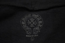 Load image into Gallery viewer, 新品未使用 CHROME HEARTS クロムハーツ ジップアップフーディー パーカー サイズL ブラック ホワイト オールドイングリッシュロゴ 中古 4b012176