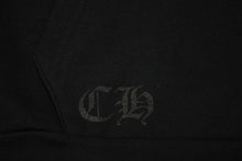 Load image into Gallery viewer, 新品未使用 CHROME HEARTS クロムハーツ ジップアップフーディー パーカー サイズL ブラック ホワイト オールドイングリッシュロゴ 中古 4b012176