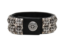 Load image into Gallery viewer, 極美品 CHROME HEARTS クロムハーツ ゼロダブルピラミッド レザーブレスレット 重量約155.2g サイズ8 30ピース シルバー925 中古 4b012198