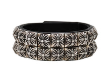 Load image into Gallery viewer, 極美品 CHROME HEARTS クロムハーツ ゼロダブルピラミッド レザーブレスレット 重量約155.2g サイズ8 30ピース シルバー925 中古 4b012198