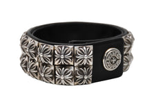 Load image into Gallery viewer, 極美品 CHROME HEARTS クロムハーツ ゼロダブルピラミッド レザーブレスレット 重量約155.2g サイズ8 30ピース シルバー925 中古 4b012198