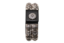Load image into Gallery viewer, 極美品 CHROME HEARTS クロムハーツ ゼロダブルピラミッド レザーブレスレット 重量約155.2g サイズ8 30ピース シルバー925 中古 4b012198