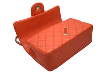 Load image into Gallery viewer, 極美品 CHANEL シャネル ミニマトラッセ20 Sフラップ Sチェーンショルダーバッグ 30番台 ココマーク ラムスキン オレンジ 中古 4b012234