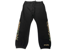 Load image into Gallery viewer, 極美品 CHROME HEARTS クロムハーツ スウェットパンツ サイズL セメタリークロス オールドイングリッシュロゴ ブラック カモフラ柄 中古 4b012241