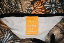 Load image into Gallery viewer, 新品未使用 CHROME HEARTS クロムハーツ × NIKE ナイキ × NOCTA ノクタ プルオーバーフーディー サイズXXL DRAKE リアルツリー柄 中古 4b012273