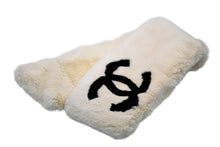 Load image into Gallery viewer, 極美品 CHANEL シャネル デカココマーク ラパンネックウォーマー マフラー ラパン ブラック ホワイト 中古 4b012291