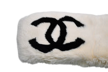 Load image into Gallery viewer, 極美品 CHANEL シャネル デカココマーク ラパンネックウォーマー マフラー ラパン ブラック ホワイト 中古 4b012291