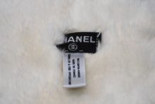 Load image into Gallery viewer, 極美品 CHANEL シャネル デカココマーク ラパンネックウォーマー マフラー ラパン ブラック ホワイト 中古 4b012291