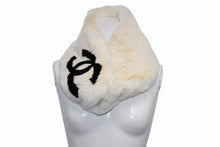 Load image into Gallery viewer, 極美品 CHANEL シャネル デカココマーク ラパンネックウォーマー マフラー ラパン ブラック ホワイト 中古 4b012291