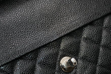 Load image into Gallery viewer, CHANEL シャネル マトラッセ25 Wフラップ Wチェーンショルダーバッグ 6番台 ココマーク キャビアスキン ブラック 美品 中古 4b012302