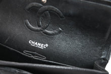 Load image into Gallery viewer, CHANEL シャネル マトラッセ25 Wフラップ Wチェーンショルダーバッグ 6番台 ココマーク キャビアスキン ブラック 美品 中古 4b012302