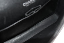 Load image into Gallery viewer, CHANEL シャネル マトラッセ25 Wフラップ Wチェーンショルダーバッグ 6番台 ココマーク キャビアスキン ブラック 美品 中古 4b012302
