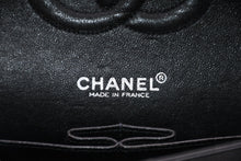 Load image into Gallery viewer, CHANEL シャネル マトラッセ25 Wフラップ Wチェーンショルダーバッグ 6番台 ココマーク キャビアスキン ブラック 美品 中古 4b012302