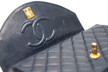 Load image into Gallery viewer, CHANEL シャネル マトラッセ23 Sフラップ Sチェーンショルダーバッグ A2000 1番台 ココマーク ラムスキン ネイビー 美品 中古 4b012303