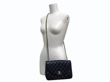 Load image into Gallery viewer, CHANEL シャネル マトラッセ23 Sフラップ Sチェーンショルダーバッグ A2000 1番台 ココマーク ラムスキン ネイビー 美品 中古 4b012303