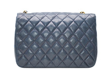 Load image into Gallery viewer, CHANEL シャネル マトラッセ23 Sフラップ Sチェーンショルダーバッグ A2000 1番台 ココマーク ラムスキン ネイビー 美品 中古 4b012303