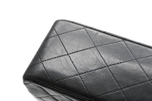 Load image into Gallery viewer, CHANEL シャネル マトラッセ25 Wフラップ Wチェーンショルダーバッグ 3番台 ココマーク ラムスキン ブラック 美品 中古 4b012304