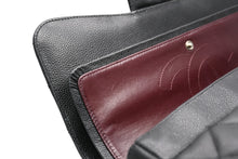 Load image into Gallery viewer, 極美品 CHANEL シャネル デカマトラッセ30 Wフラップ Wチェーンショルダーバッグ 20番台 ココマーク キャビアスキン シルバー金具 中古 4b012307