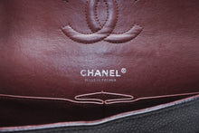 Load image into Gallery viewer, 極美品 CHANEL シャネル マトラッセ25 Wフラップ Wチェーンショルダーバッグ 15番台 ココマーク キャビアスキン ブラック 中古 4b012513