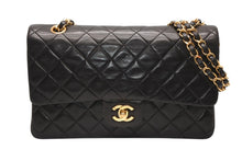 Load image into Gallery viewer, CHANEL シャネル マトラッセ25 Wフラップ Wチェーンショルダーバッグ A01112 2番台 ココマーク ラムスキン ブラック 美品 中古 4b012514