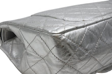 Load image into Gallery viewer, 極美品 CHANEL シャネル 2.55 ラージ Wフラップ Wチェーンショルダーバッグ A37590 11番台 ココマーク エイジドカーフ シルバー 中古 4b012515