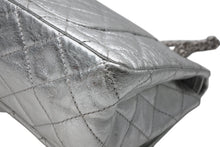 Load image into Gallery viewer, 極美品 CHANEL シャネル 2.55 ラージ Wフラップ Wチェーンショルダーバッグ A37590 11番台 ココマーク エイジドカーフ シルバー 中古 4b012515