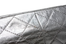 Load image into Gallery viewer, 極美品 CHANEL シャネル 2.55 ラージ Wフラップ Wチェーンショルダーバッグ A37590 11番台 ココマーク エイジドカーフ シルバー 中古 4b012515