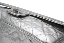 Load image into Gallery viewer, 極美品 CHANEL シャネル 2.55 ラージ Wフラップ Wチェーンショルダーバッグ A37590 11番台 ココマーク エイジドカーフ シルバー 中古 4b012515