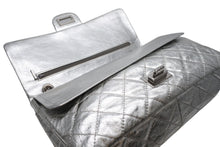 Load image into Gallery viewer, 極美品 CHANEL シャネル 2.55 ラージ Wフラップ Wチェーンショルダーバッグ A37590 11番台 ココマーク エイジドカーフ シルバー 中古 4b012515