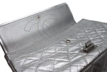 Load image into Gallery viewer, 極美品 CHANEL シャネル 2.55 ラージ Wフラップ Wチェーンショルダーバッグ A37590 11番台 ココマーク エイジドカーフ シルバー 中古 4b012515
