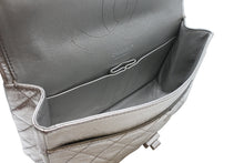Load image into Gallery viewer, 極美品 CHANEL シャネル 2.55 ラージ Wフラップ Wチェーンショルダーバッグ A37590 11番台 ココマーク エイジドカーフ シルバー 中古 4b012515