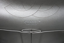 Load image into Gallery viewer, 極美品 CHANEL シャネル 2.55 ラージ Wフラップ Wチェーンショルダーバッグ A37590 11番台 ココマーク エイジドカーフ シルバー 中古 4b012515