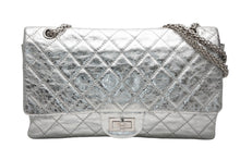 Load image into Gallery viewer, 極美品 CHANEL シャネル 2.55 ラージ Wフラップ Wチェーンショルダーバッグ A37590 11番台 ココマーク エイジドカーフ シルバー 中古 4b012515