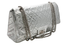 Load image into Gallery viewer, 極美品 CHANEL シャネル 2.55 ラージ Wフラップ Wチェーンショルダーバッグ A37590 11番台 ココマーク エイジドカーフ シルバー 中古 4b012515