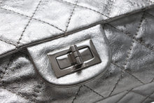 Load image into Gallery viewer, 極美品 CHANEL シャネル 2.55 ラージ Wフラップ Wチェーンショルダーバッグ A37590 11番台 ココマーク エイジドカーフ シルバー 中古 4b012515